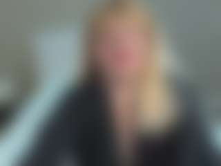 Live cam show with EmmaEllison - Blonde Hair MILF on Gym Cam Girls