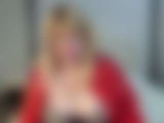 Live cam show with EmmaEllison - Granny Squirt on Camsoda