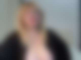 Live cam show with EmmaEllison - Striptease Granny on alttransgirls
