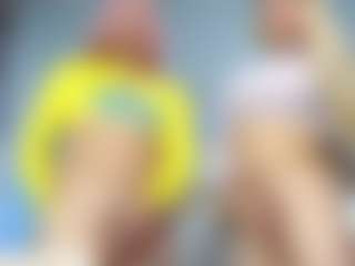 Live cam show with sexycouplebitches - Smoking on madthumbs