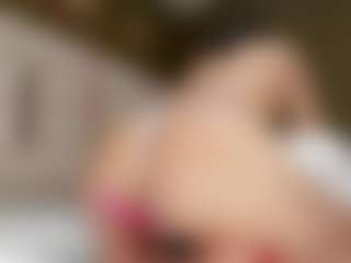 Live cam show with Mia-scarlet - Submissive on livesuperchat.net