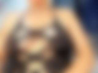 Live cam show with Venus-Cooper - Gamer Mature on Camsoda