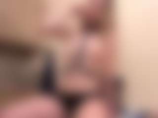 Chloe Shows Live-Sex-Cam-Show