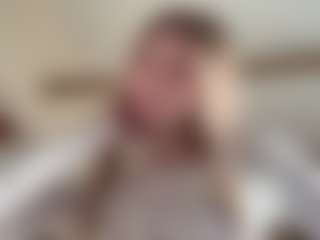 Chloe Shows Live-Sex-Cam-Show