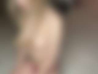 Chloe Shows Live-Sex-Cam-Show