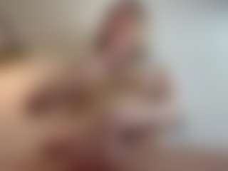 Chloe Shows Live-Sex-Cam-Show