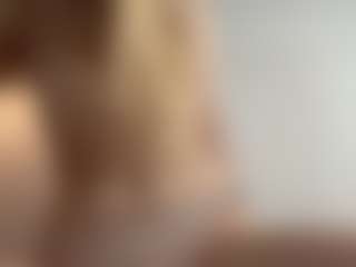 Chloe Shows Live-Sex-Cam-Show