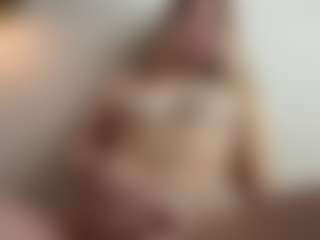 Chloe Shows Live-Sex-Cam-Show