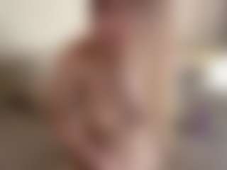 Chloe Shows Live-Sex-Cam-Show