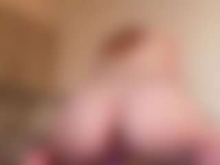 Chloe Shows Live-Sex-Cam-Show