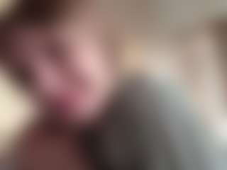 Chloe Shows Live-Sex-Cam-Show