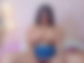 Live cam show with curvybuffgirllll - Flashing on Camsoda
