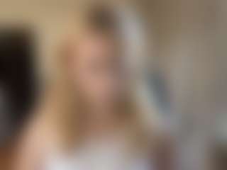 Live cam show with MilaHill - Kisses on StripNow