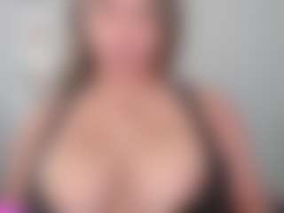 Melaanyluckk's Live Sex Cam Show