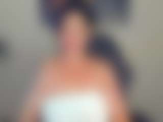 Sara MILF webcam performer live streaming