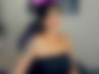 Sara MILF webcam performer live streaming