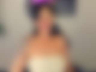 Sara MILF webcam performer live streaming
