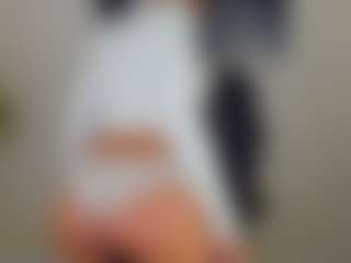 Sara MILF webcam performer live streaming