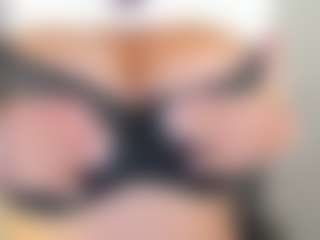 Sara MILF webcam performer live streaming