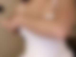 Live cam show with Amina - Shaved Pussy Mature on Camsoda