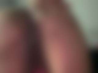 Live cam show with Realwetpussy32 - Tease MILF on boobsie.com