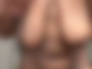 Realwetpussy32's Live Sex Cam Show