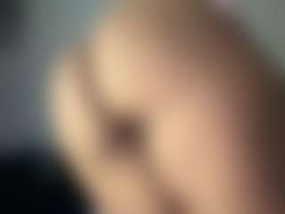 Realwetpussy32's Live Sex Cam Show