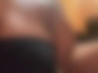 Live cam show with Realwetpussy32 - Shaved Pussy MILF on CamClone