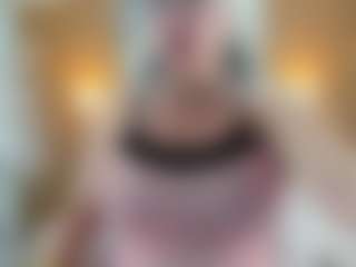 Danna38topless MILF webcam performer live streaming