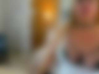 Danna38topless MILF webcam performer live streaming
