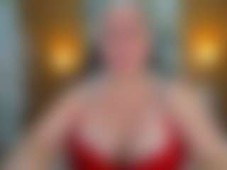 Danna38topless MILF webcam performer live streaming