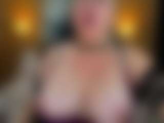 Danna38topless MILF webcam performer live streaming