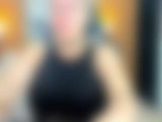 Danna38topless MILF webcam performer live streaming