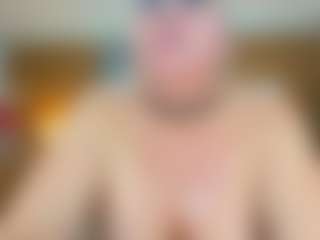 Danna38topless MILF webcam performer live streaming