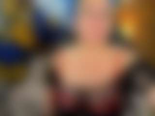 Danna38topless MILF webcam performer live streaming