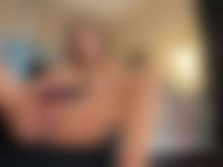 Live cam show with Untamed Reina - Green Eyes on hotwifechat.live