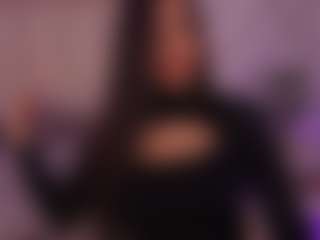 Live cam show with Lyra Bellini - Thick on Camming Site
