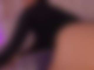 Live cam show with Lyra Bellini - Thick on Chatstar