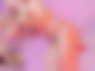 Live cam show with Kiara - Skinny on AdultVida.com