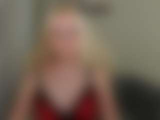 Live cam show with glossybabe - Tease on liverealitysex.com