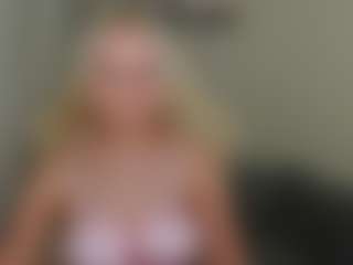 Live cam show with glossybabe - No Smoking on madthumbs