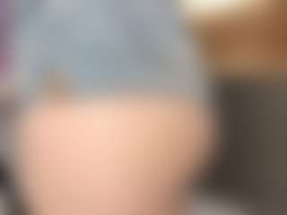 Live cam show with JoyBradley - Body Massage on xplaylive.com