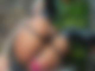 Live cam show with DiamondJoXXX - Smoking on Latina Girls