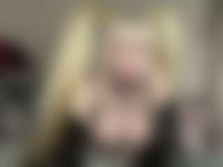 Live cam show with bratzdollchloe - Tease on Dolls Live