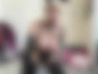 Live cam show with bratzdollchloe - Blue Eyes on thefappeningchat.com