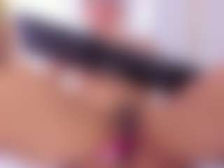 Live cam show with Vanessa - Fingering on milfzrlive.com