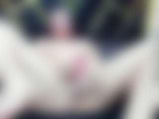 AGATHA-FIT MILF webcam performer live streaming