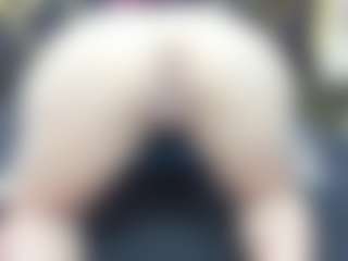 AGATHA-FIT MILF webcam performer live streaming