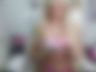 Live cam show with Bunny Kaye - Sucking on Camsoda