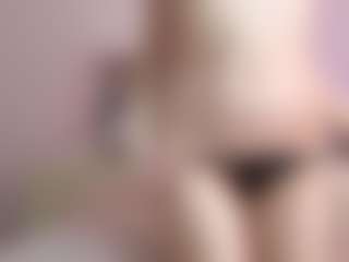 Live cam show with Melissa - Athletic Bedroom on AdultVida.com